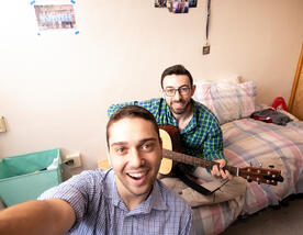 기숙사에 있는 두 명의 남학생